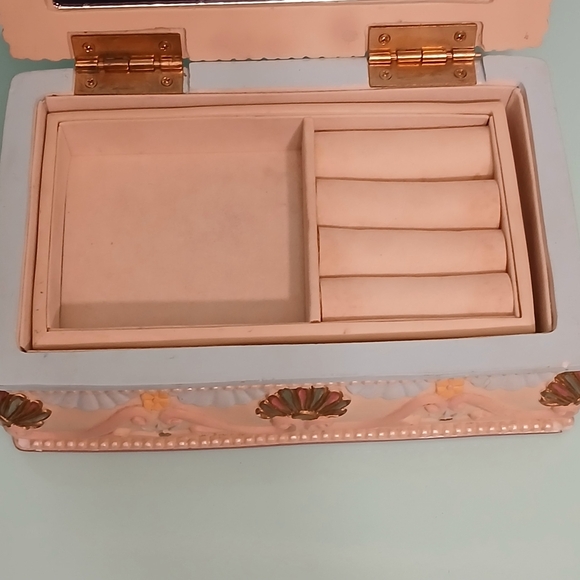 Vintage Sculpted Resin Jewelry Box With Cherub Design - Picture 4 of 14
